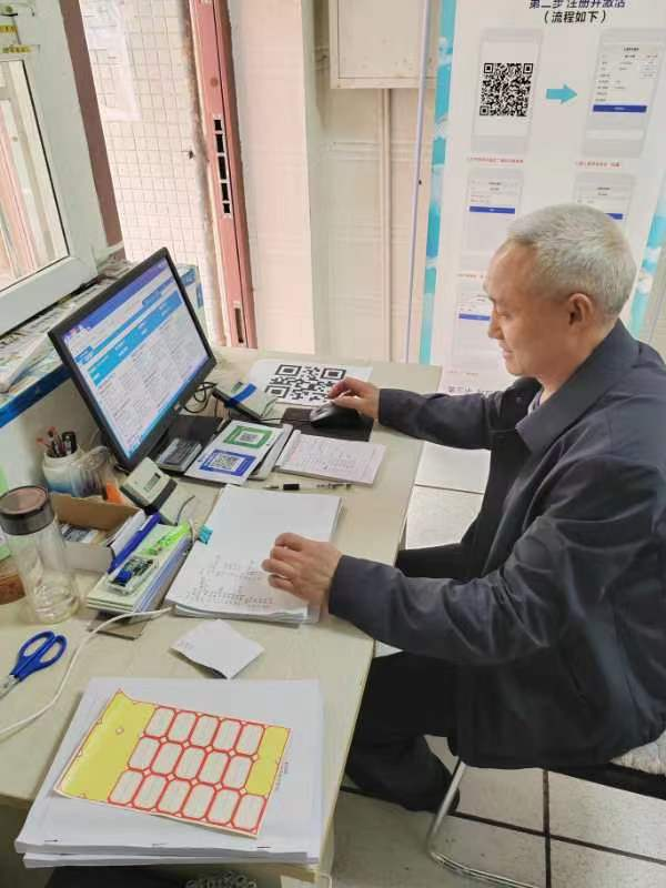 <b>扎根阿壩師范，守護(hù)校園用能——“先進(jìn)標(biāo)兵”陳文剛</b>